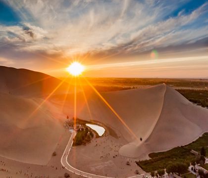 青海西寧+敦煌+張掖+青海湖+莫高窟+茶卡鹽湖+翡翠湖+門源百里油菜花海9日8晚私家團